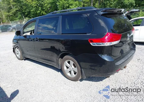 2011 Toyota Sienna Le V6 z USA, uszkodzony, nr VIN 5TDKK3DC8BS162418